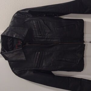 Woman's waist length leather jacket. Phase Two. Black M